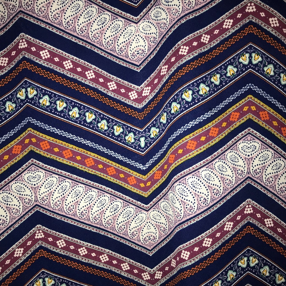 Unique Patterned Top🌺 - Picture 2 of 4